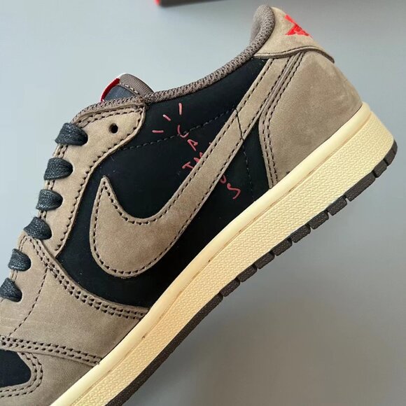 Travis Scott x Air Jordan 1 Retro Low OG 'Reverse Mocha' - Picture 7 of 9